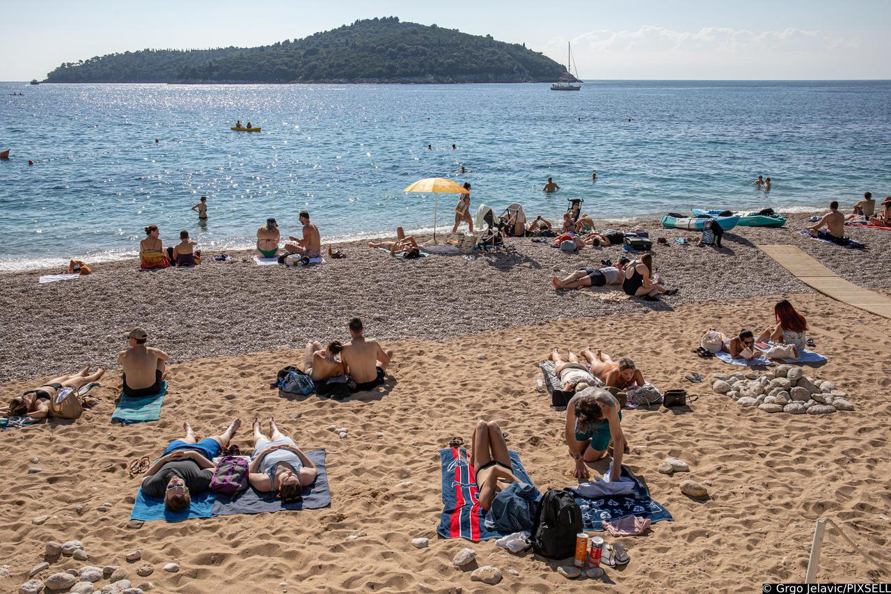 Dubrovnik: Iako je sredina listopada plaže i Stradun puni su posjetitelja