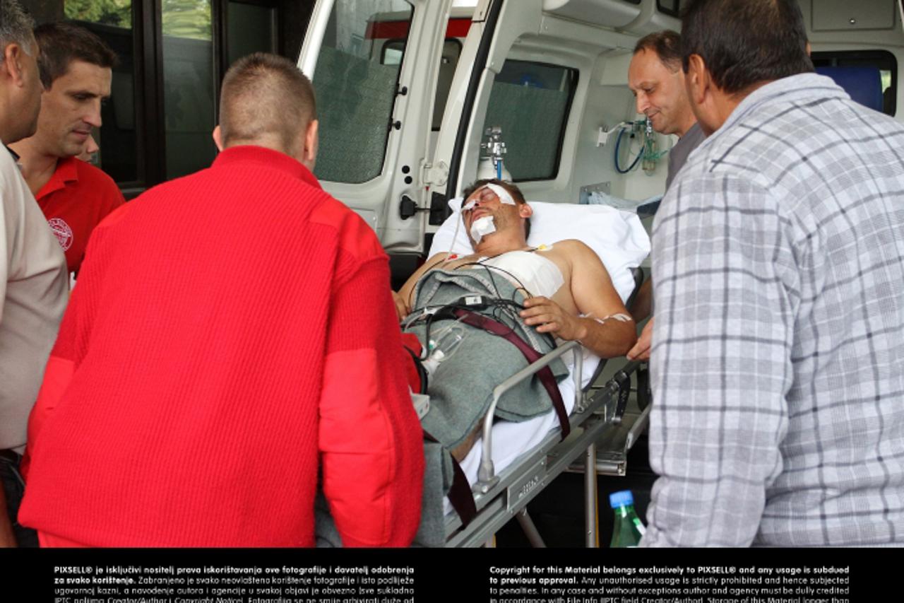 '25.09.2013., Karlovac - 33-godisnji Nenad Amic u neutvrdjenim je okolnostima tesko ranjen oko 7 sati ujutro u selu Gornji Sjenicak. Zbog teskih ozljeda koje je zadobio vozilom hitne pomoci je iz karl