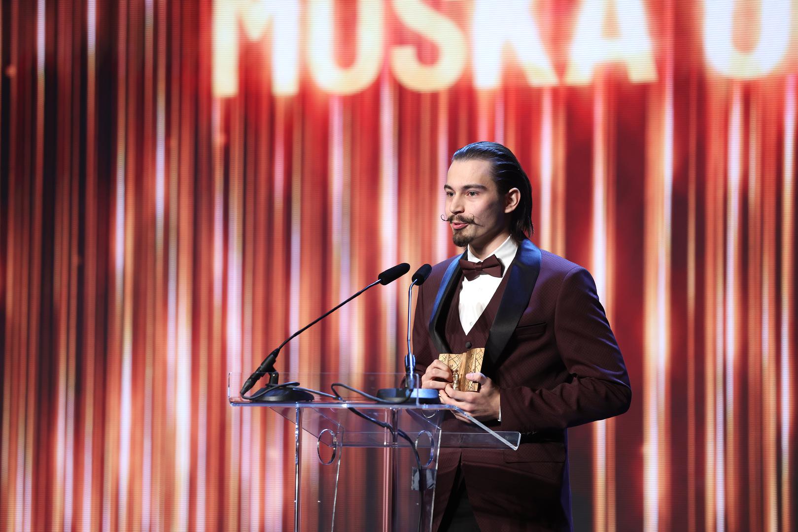 Najbolji mladi glumac je pak Tarik Žižak u ulozi Bekima u predstavi "Nigdje, niotkuda"