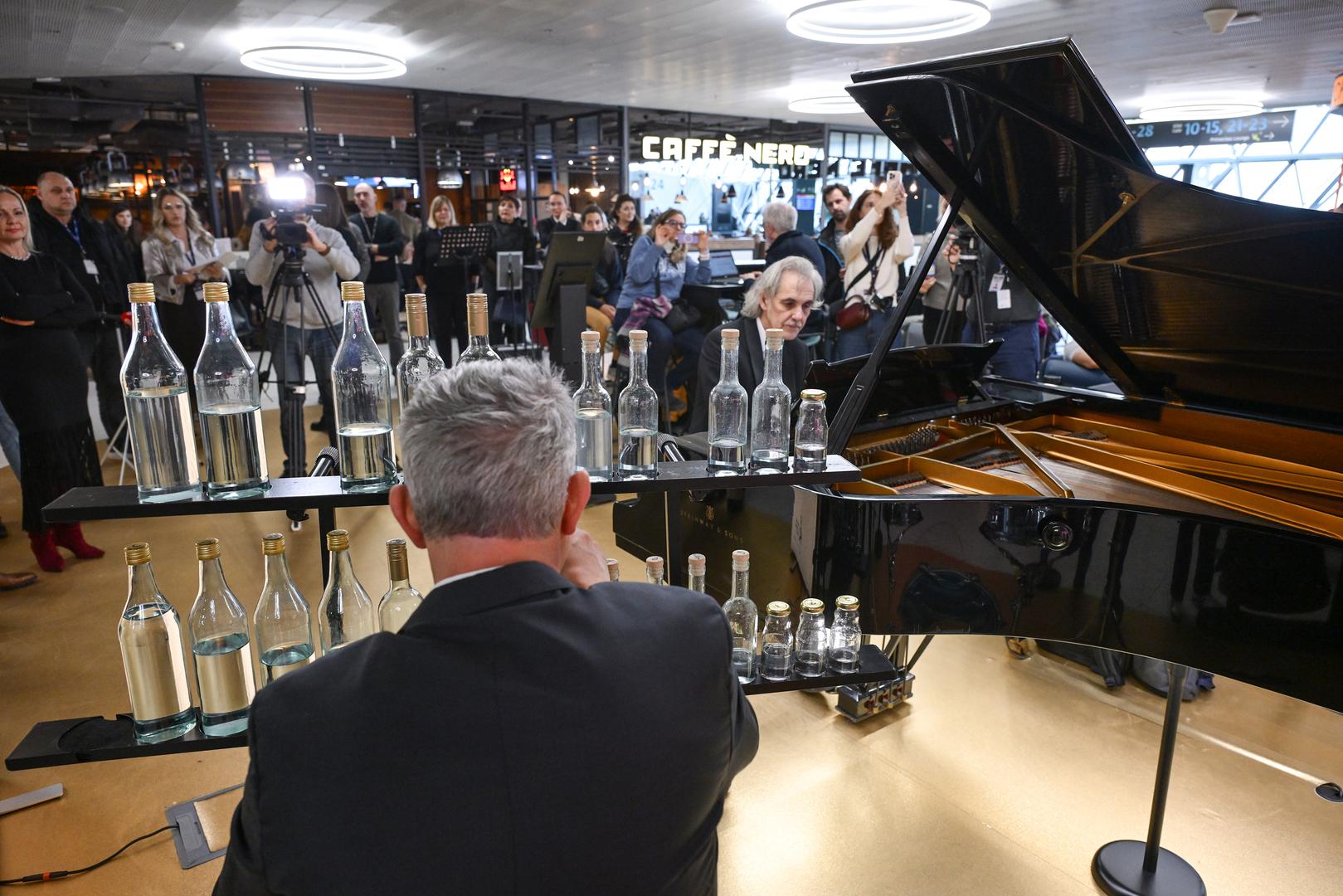 Projekt "Glazba koja putuje dalje" započeo je nastupom pijanista i skladatelja Mateja Meštrovića te udaraljkaša Borne Šercara