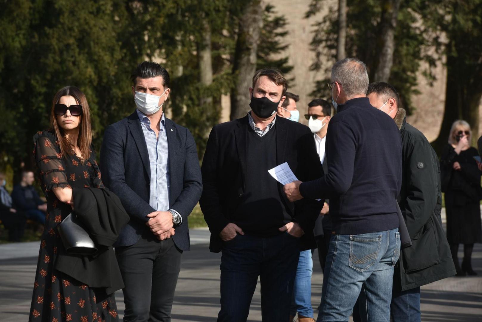 
Na posljednji ispraćaj došli su Momir Ilić i Dragan Škrbić, bivši rukometaši Srbije, te Laszlo Nagy, legendarni rukometaš Veszprema.