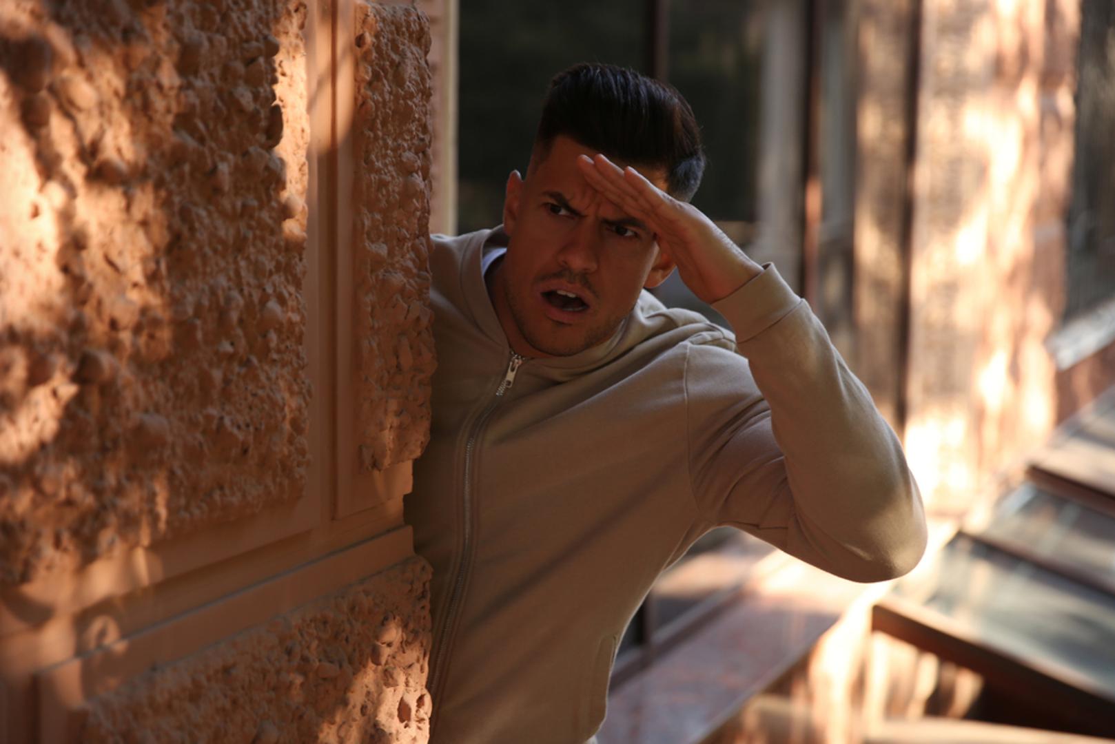 Lav: Lav voli biti poseban i obožavan, pa mu nije lako kada osjeti da više nije u središtu nečije pažnje. Iako djeluje samouvjereno, upravo ga ponos i potreba za potvrdom mogu učiniti vrlo osjetljivim na konkurenciju. Ako pomisli da ga netko zasjenjuje u partnerovu životu, njegova ljubomora može izbiti kroz dramatične reakcije, potrebu za dokazivanjem i pojačanu želju da ponovno preuzme glavnu ulogu.