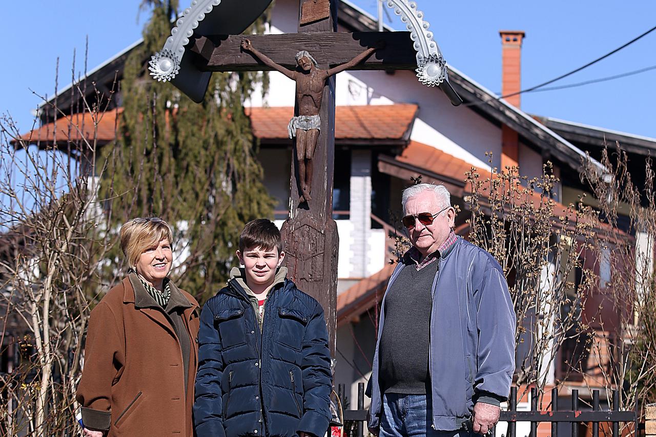 19.02.2015., Zagreb - Najstariji drveni kriz u gradu Zagrebu nalazi se na Kustosiji. Predsjednik Vladimir Ocic i  potpredsjednica drustva Kustosijanaca Ljiljana Persinec.  Photo: Goran Stanzl/PIXSELL
