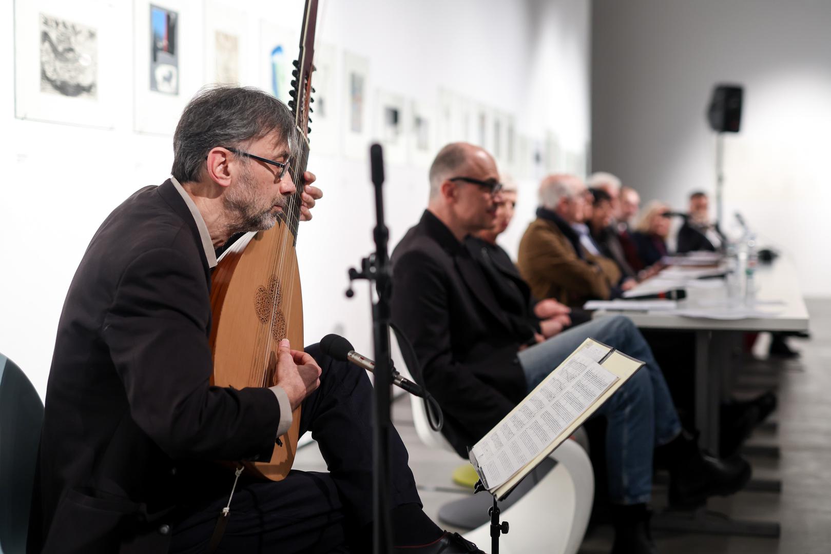 18.02.2025., Zagreb - Predstavljanje pjesnicko-graficke mape "List je covjek koji hoda zrakom: hommage Luku Paljetku" kolekcionara i promicatelja graficke umjetnosti Boze Biskupica u Muzeju suvremene umjetnosti. Suvremeni hrvatski i slovenski likovni umjetnici i umjetnice u raznim grafickim tehnikama vizualizirali su svoj dozivljaj Luka Paljetka u 34 grafike, akvarel i fotografski ispis, te 17 pjesama. Lutnju je svirao Igor Paro Photo: Igor Kralj/PIXSELL
