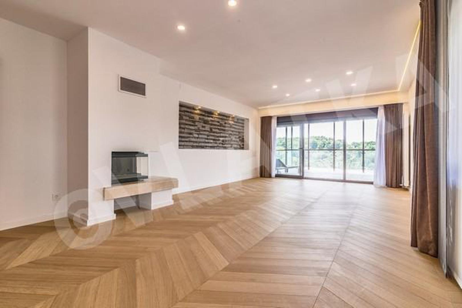 Zgrada ima kvalitetnu termoizolaciju (Etics fasadni sustav sa stiroporom debljine 15 cm), što značajno smanjuje troškove grijanja i hlađenja tijekom cijele godine.