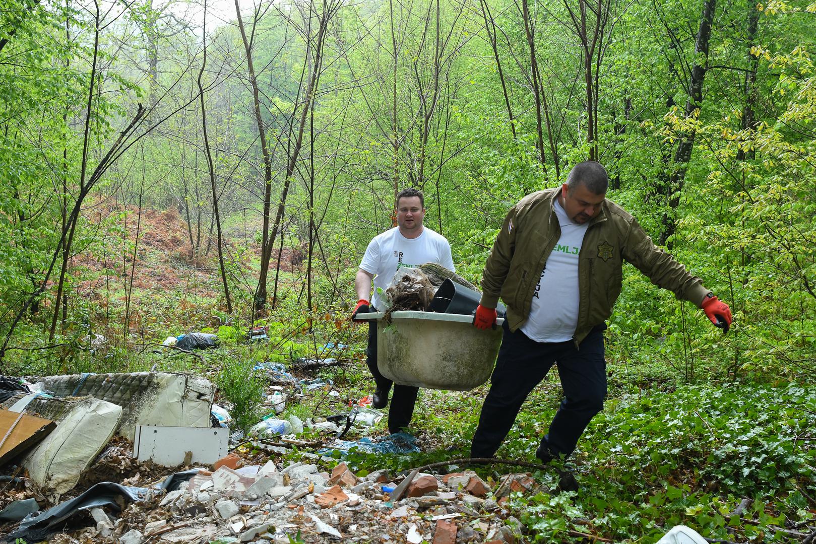22.04.2022., Slunjska brda, Karlovac -  Vecernjakova akcija ciscenja u sklopu projekta "Rezolucija Zemlja". Photo: Bruno Fantulin/PIXSELL