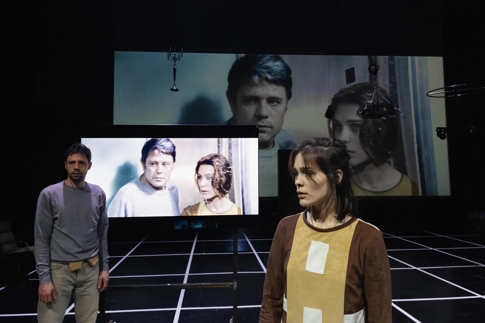 U središtu radnje je psiholog Kris Kelvin (Matija Čigir), suočen s "gostima" – pojavama nastalim iz fragmenata sjećanja i nesvjesnog. Hari (Rea Bušić)