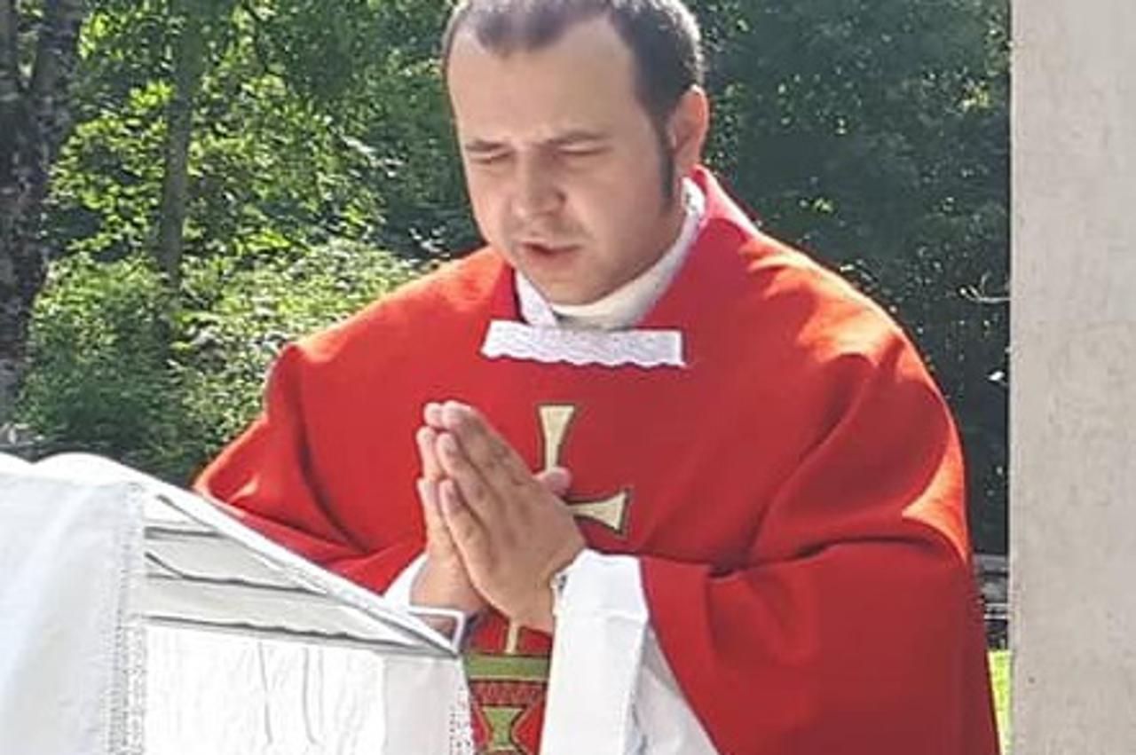 Velečasni Josip Tomić