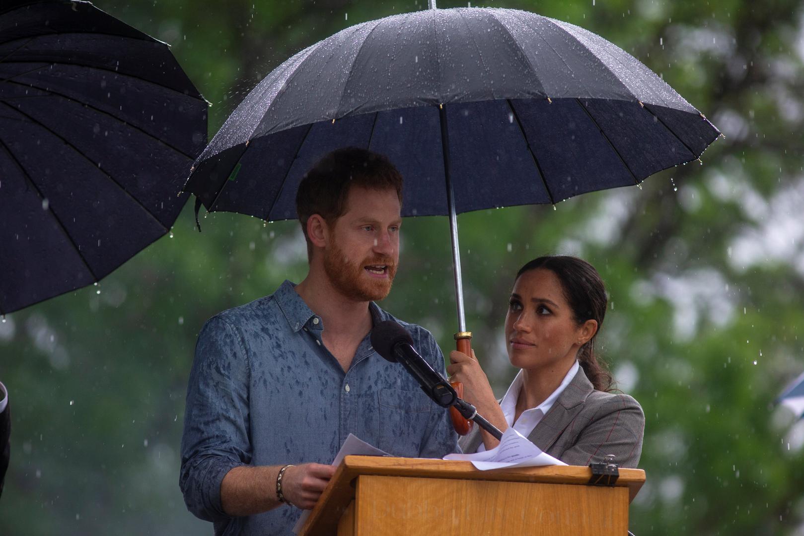 Kada su  ga pitali trebali mi kišobran, odgovorio je kako će se za to pobrinuti njegova supruga. I tako je Meghan držala Harryju kišobran i zaljubljeno ga gledala dok je on držao govor. 
