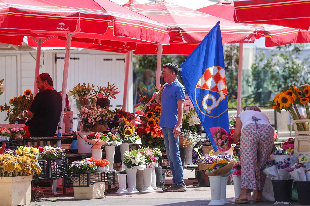 Zagreb: S velikom zastavom GNK Dinamo prošetao glavnim gradskim trgom