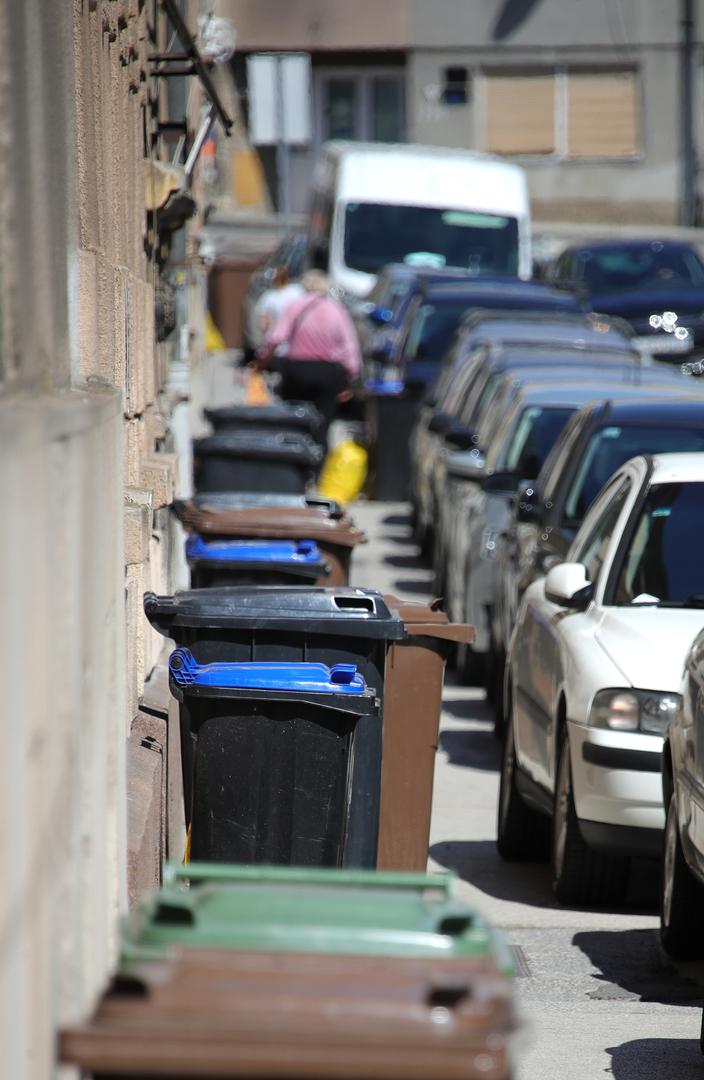 Probajte se mimoići u ovoj ulici. Između kanti za smeće i automobila stvoren je prolaz samo za one u dobroj formi. Na početku ulice Sveti Duh u dane kada se odvozi smeće mnoštvo je kanti na nogostupu. To stvara problem mnogim prolaznicima dok dječja kolica ovdje ne mogu proći.