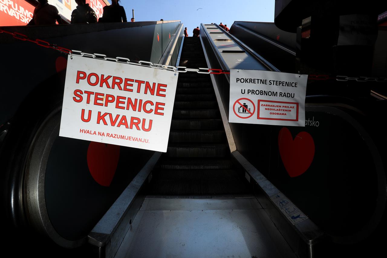 Zaštitari ne dopuštaju radnici da poprave pokretne stepenice u Importannneu