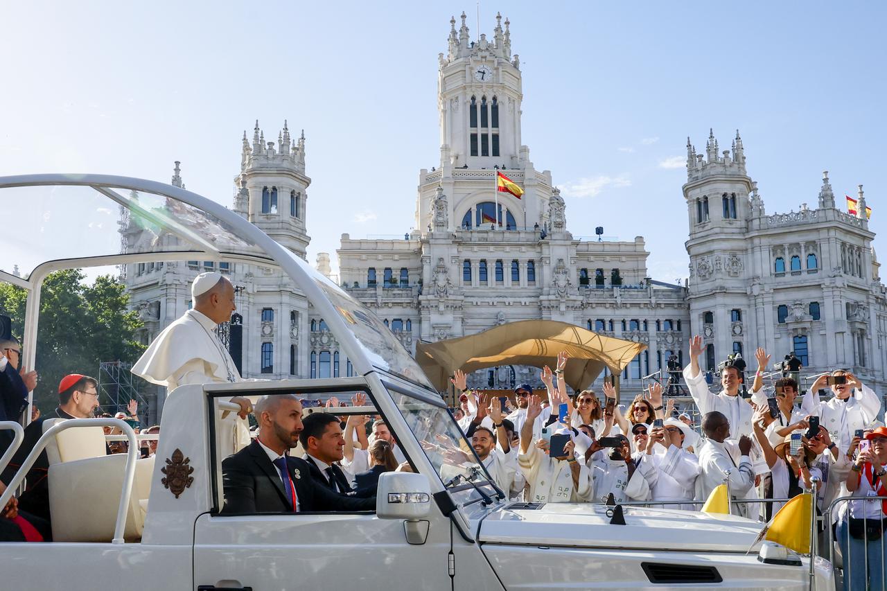 GRAN MISA EN CIBELES: EL PAPA LEÓN XIV CONGREGA A MILES DE FIELES EN CIBELES EN SU SEGUNDO DÍA