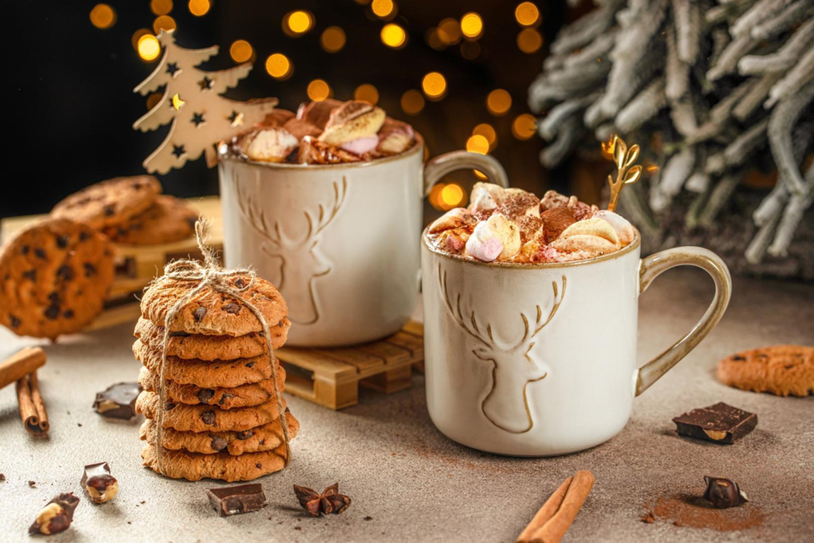 Domaća mješavina za toplu čokoladu: U staklenku složite kakao, čokoladne kapljice, malo šećera i prstohvat cimeta ili kardamoma, a na vrh dodajte mini marshmallowse. Uz upute 'dodaj vruće mlijeko i promiješaj' ovaj poklon je trenutačna utjeha u šalici. Ako želite dodatni wow efekt, uz staklenku zavežite i malu drvenu žličicu.