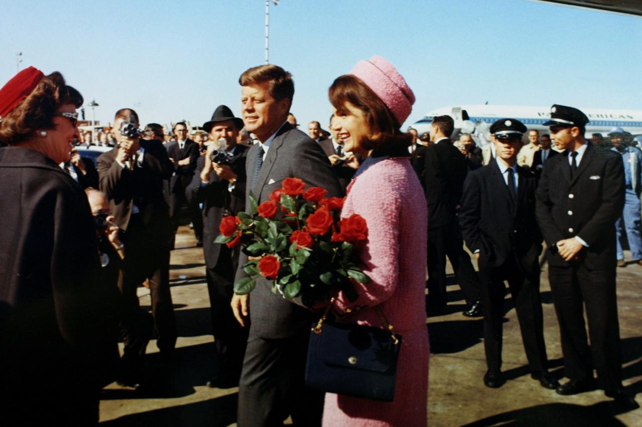 Iako je bio u braku s prekrasnom Jackie Bouvier, John je imao česte izvanbračne izlete 