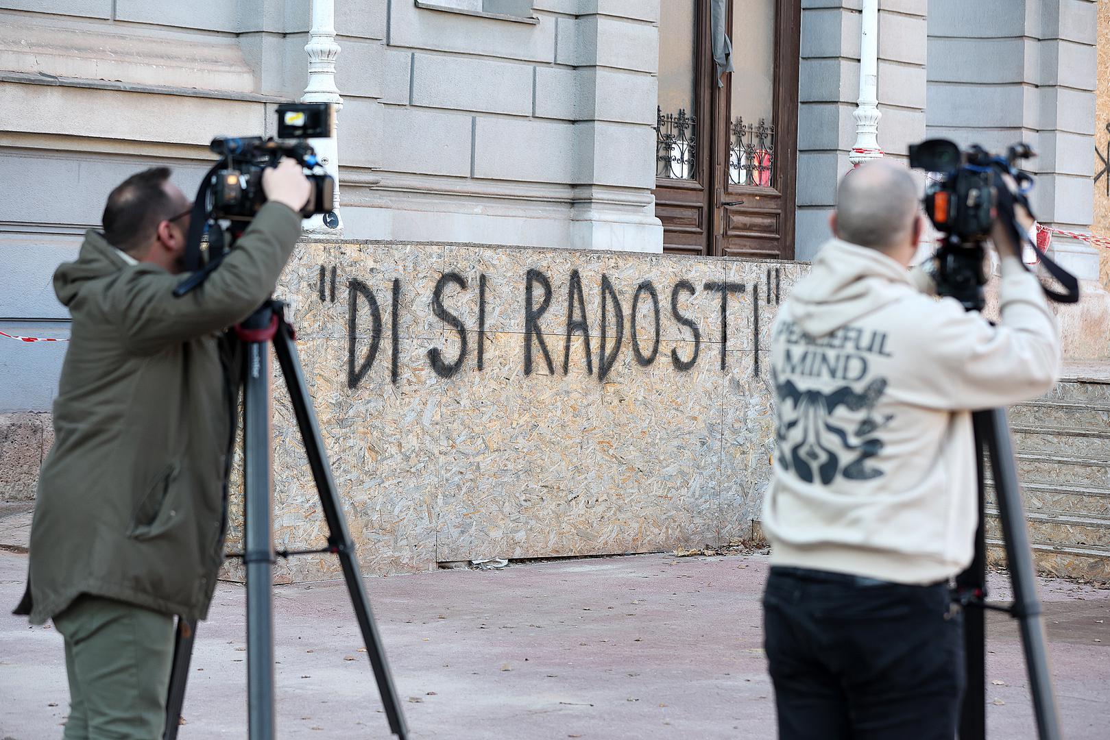 05.02.2024., Zagreb - Na muzeju Mimara osvanuli su grafiti SMS poruka koje su razmjenjivali Ivan Turudic i Josipa Rimac - Di si radosti i Di si Lipa. Photo: Goran Stanzl/PIXSELL