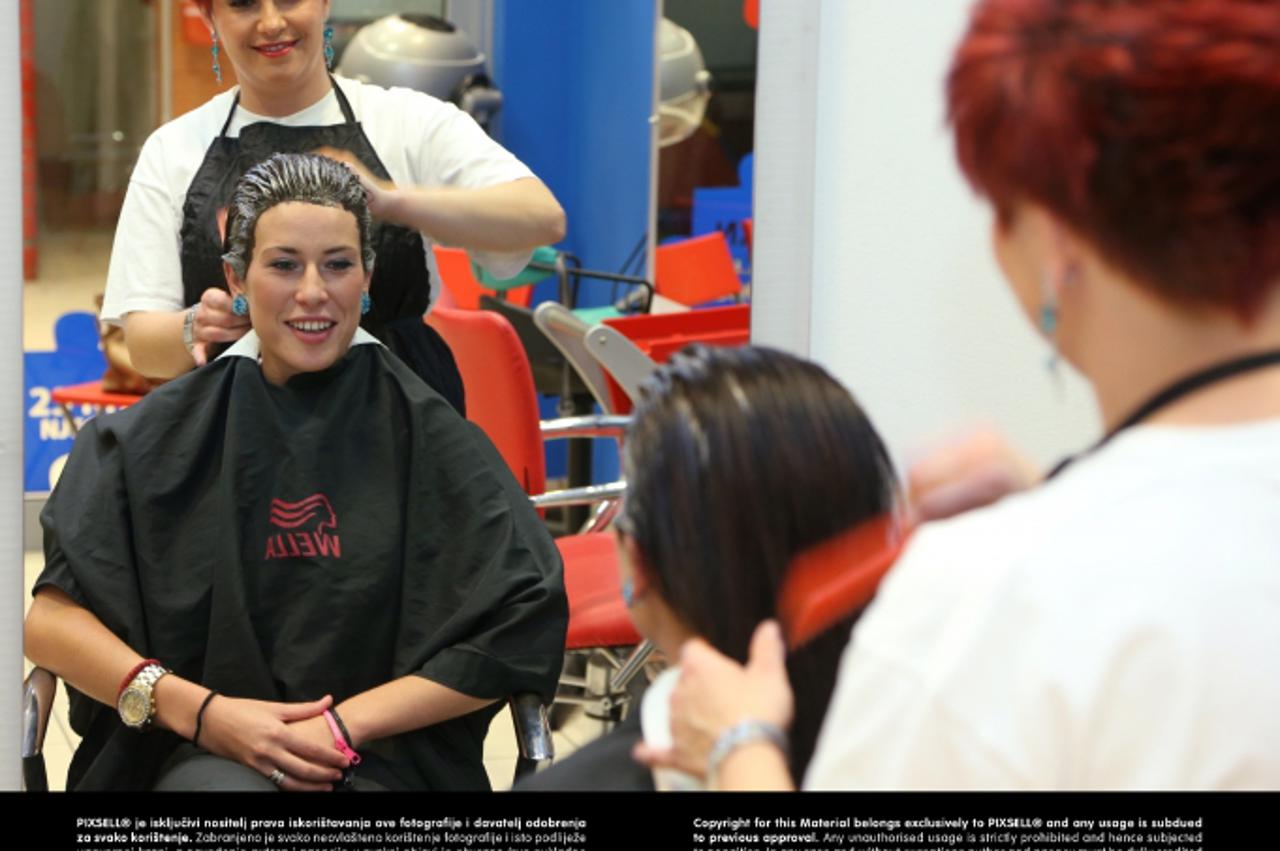 '16.09.2013., Zagreb -  Outlet frizerski salon. Salon se nalazi u sklopu trgovackog centra Konzum u Sarajevskoj ulici. Outlet salon nudi sve frizerske usluge po cijeni od 25 kn.   Photo: Zeljko Lukuni