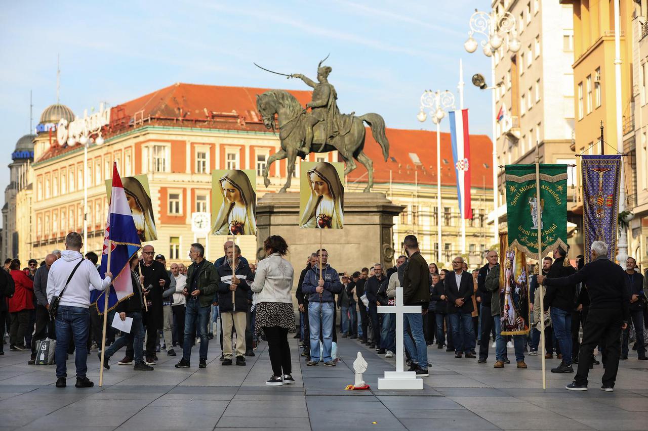 Zagreb: Muškarci  na Trgu bana Josipa Jelačića molili krunicu