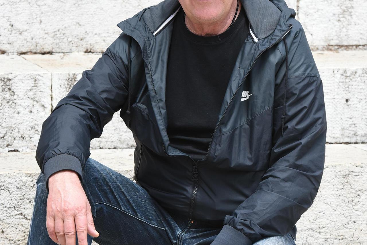 Oliver uz čeliste pjeva "Lipa moja" 