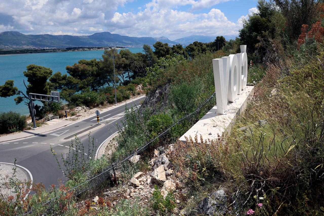 Trogir: Nepoznati počinitelj ukrao slovo "O" na natpisu Čiovo