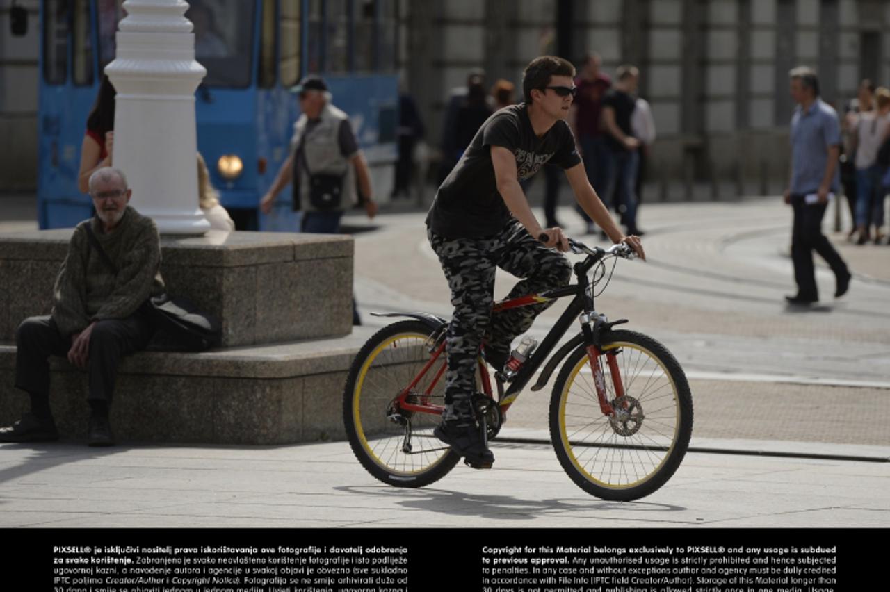 '16.09.2013., Zagreb - Gradjani se po centru grada voze biciklima kako bi brze stigli na odrediste, ali i kako bi ustedjeli novac buduci da je gradski prijevoz preskup.  Photo: Marko Lukunic/PIXSELL'
