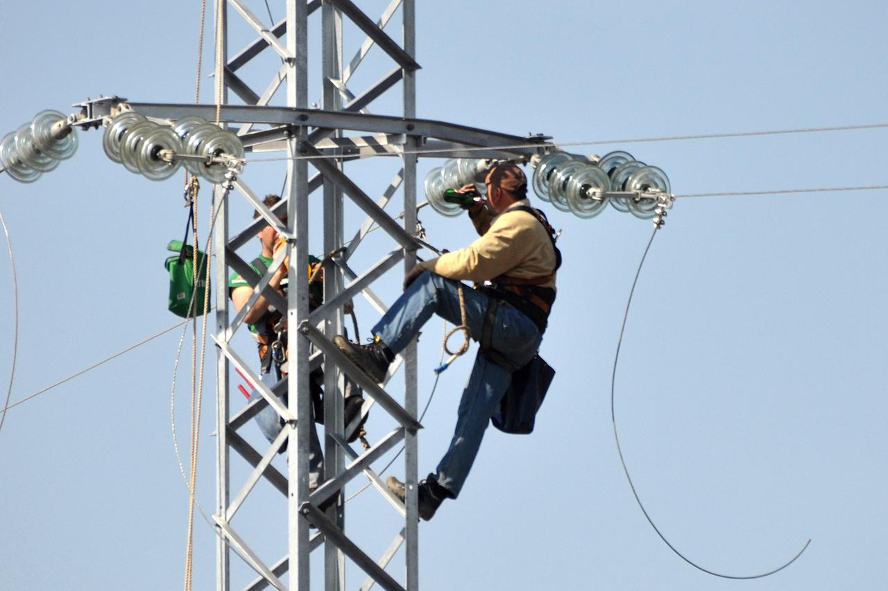 28.03.2012., Vodnjan - Radnici Elektroistre popravljaju dalekovod nedaleko Kanfanara.  Photo: Dusko Marusic/PIXSELL