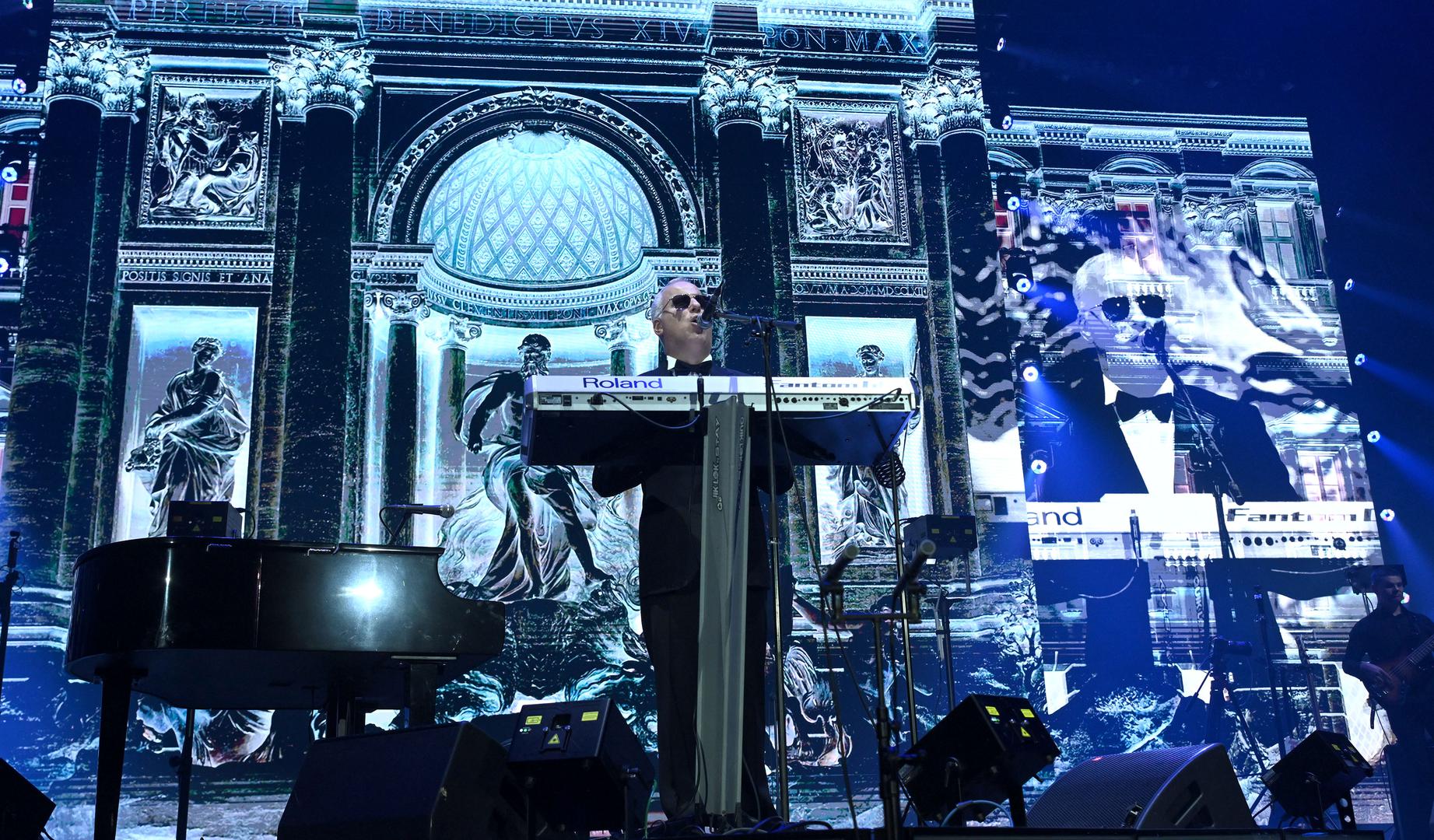 Prepuna zagrebačka Arena dočekala je u petak navečer regionalnog miljenika Sašu Matića na prvom od dva Extra koncerta godine. Večer je otvorio emotivnom baladom "Idemo anđele", a tisuće obožavatelja uzvratili su mu zborskim pjevanjem.