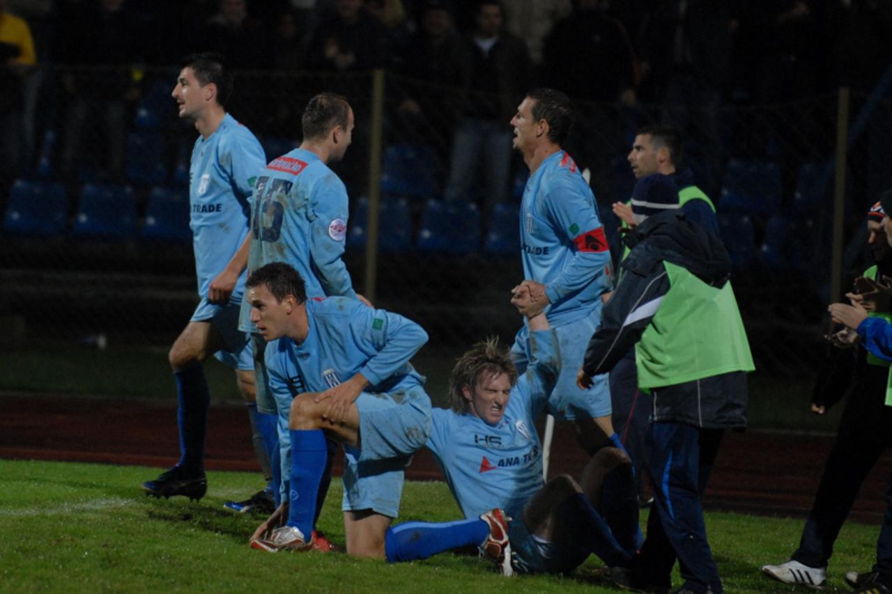 'sport karlovac, nogometasi nk karlovca nakon pobjede nad hajdukom, redzepi u sredini,241009 photo: kristina stedul fabac/VLM'