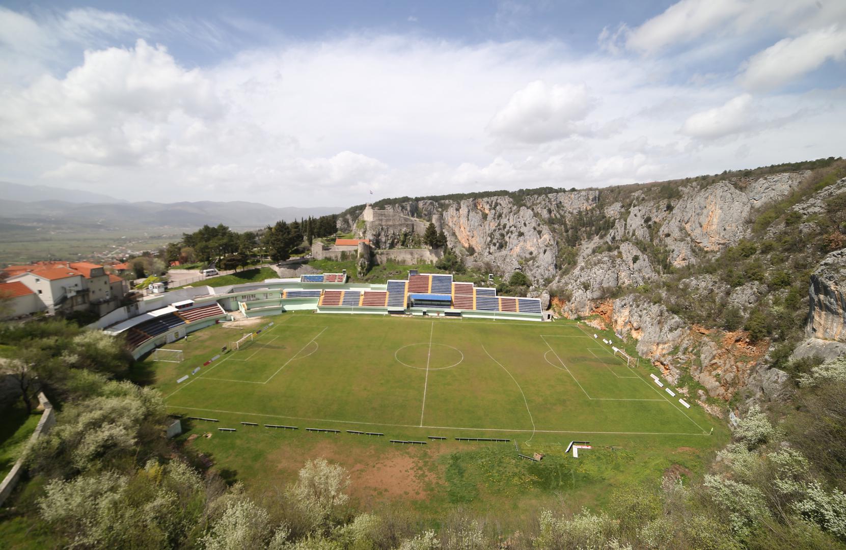 "Smješten na rubu jezera i u podnožju povijesne tvrđave, stadion Gospin dolac u Hrvatskoj doista je impresivan sportski objekt. Nalazi se u unutrašnjosti, u blizini granice s Bosnom i Hercegovinom, i domaći je stadion lokalnog niželigaškog kluba NK Imotski", stoji u objavi The Sweepera.