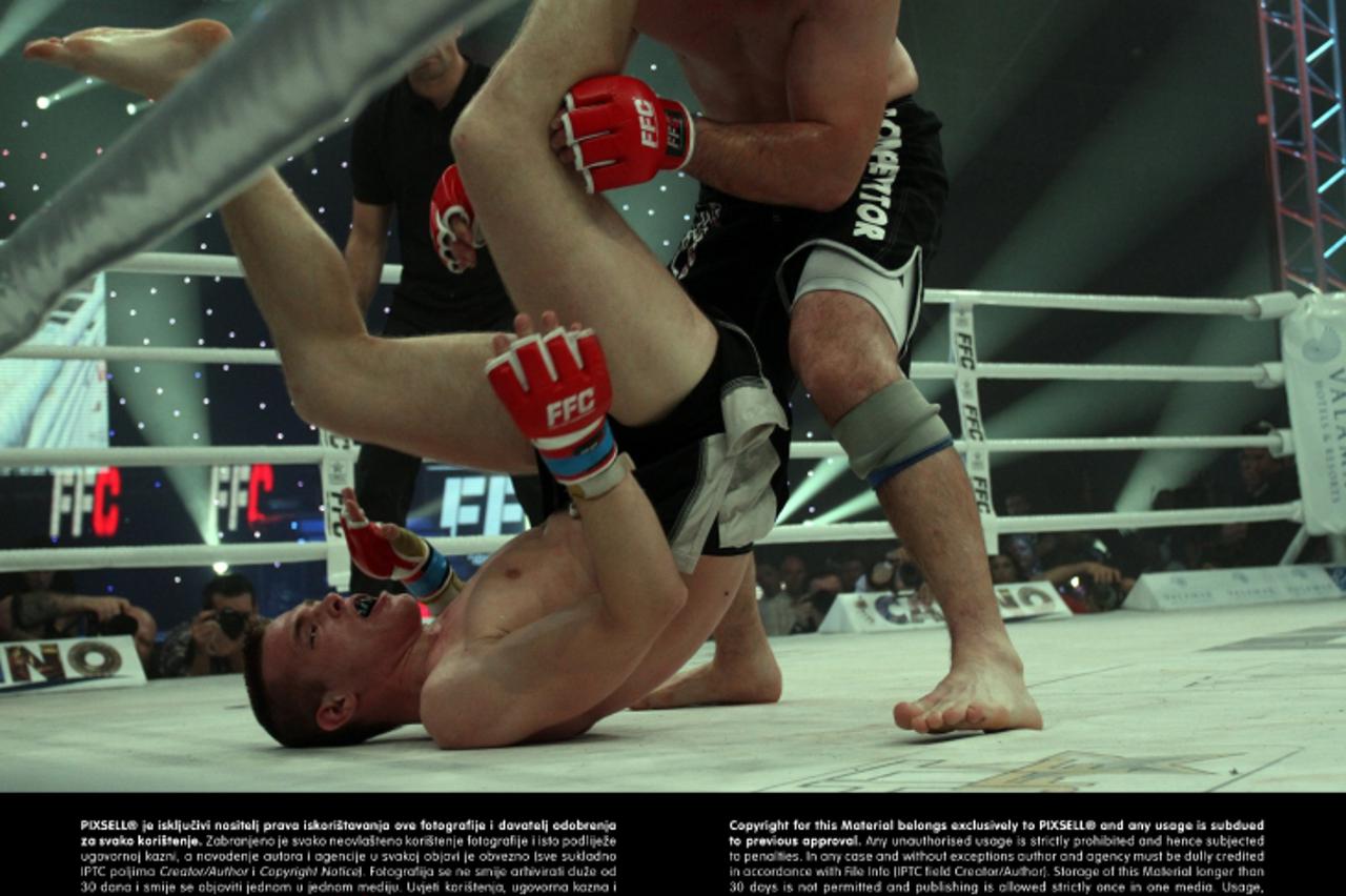 '14.06.2013., Porec - Final Fight Championship. MMA borba izmedju Laszla Senyeija (HUN) i Ivice Trusceka (CRO, gore). Photo: Goran Kovacic/PIXSELL'