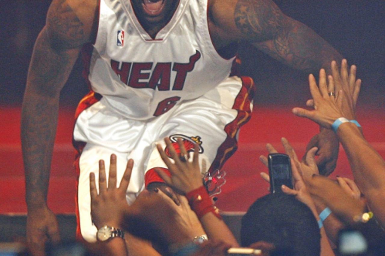 'LeBron James greets guests at NBA basketball team Miami Heat\'s \'HEAT Summer of 2010 Welcome Event\' at the American Airlines Arena in Miami, Florida July 9, 2010. REUTERS/Hans Deryk (UNITED STATES 