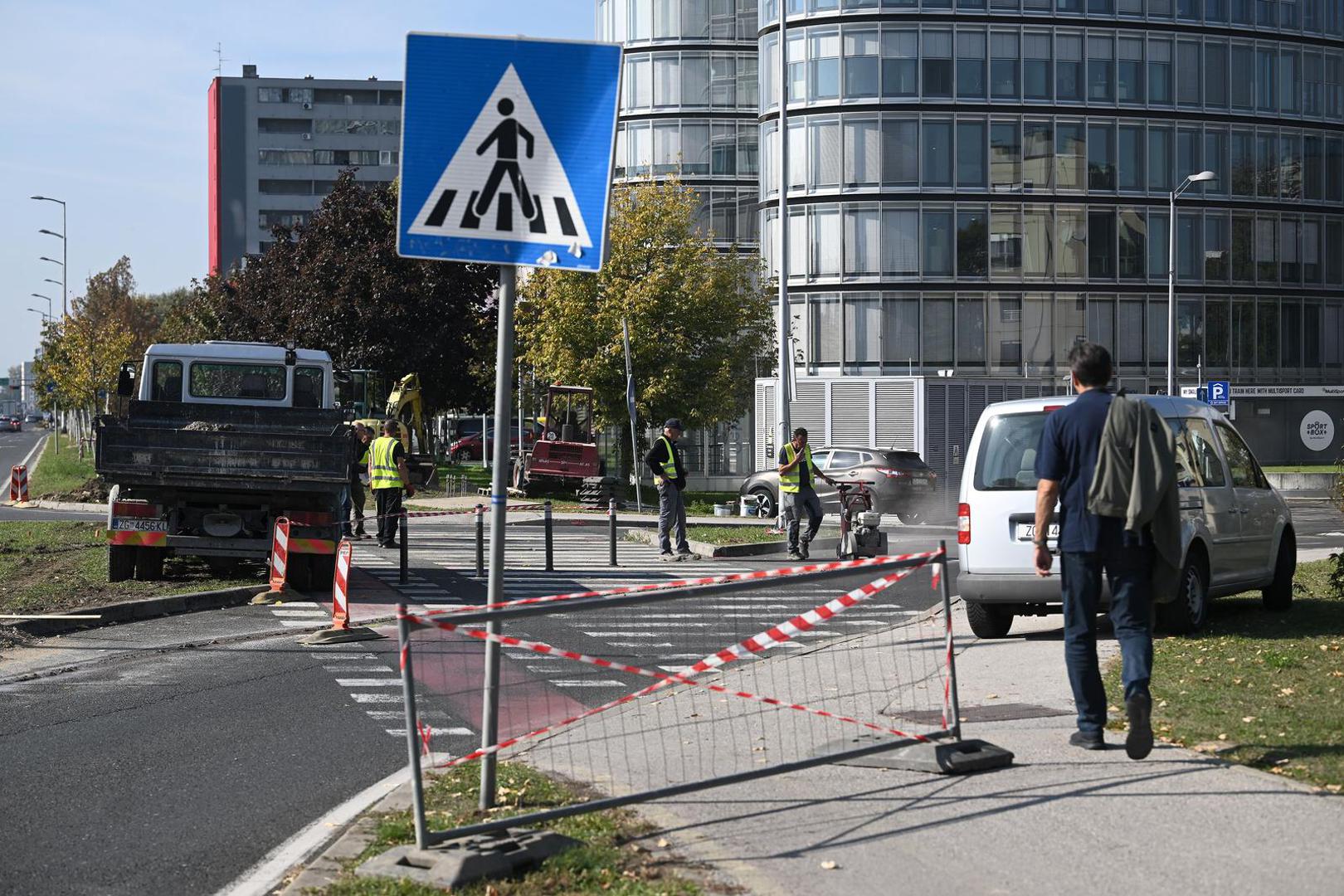 Kako su rekli iz Grada, uvođenjem lijevog skretanja iz smjera sjevera prema istoku na raskrižju Ulice Roberta F. Mihanovića i Zagrebačke avenije povećat će se protočnost prometa na Zagrebačkoj cesti, omogućujući prolazak dodatnih 99 vozila na sat, a što je ekvivalent koloni vozila dugoj približno 600 metara, objasnili su. 