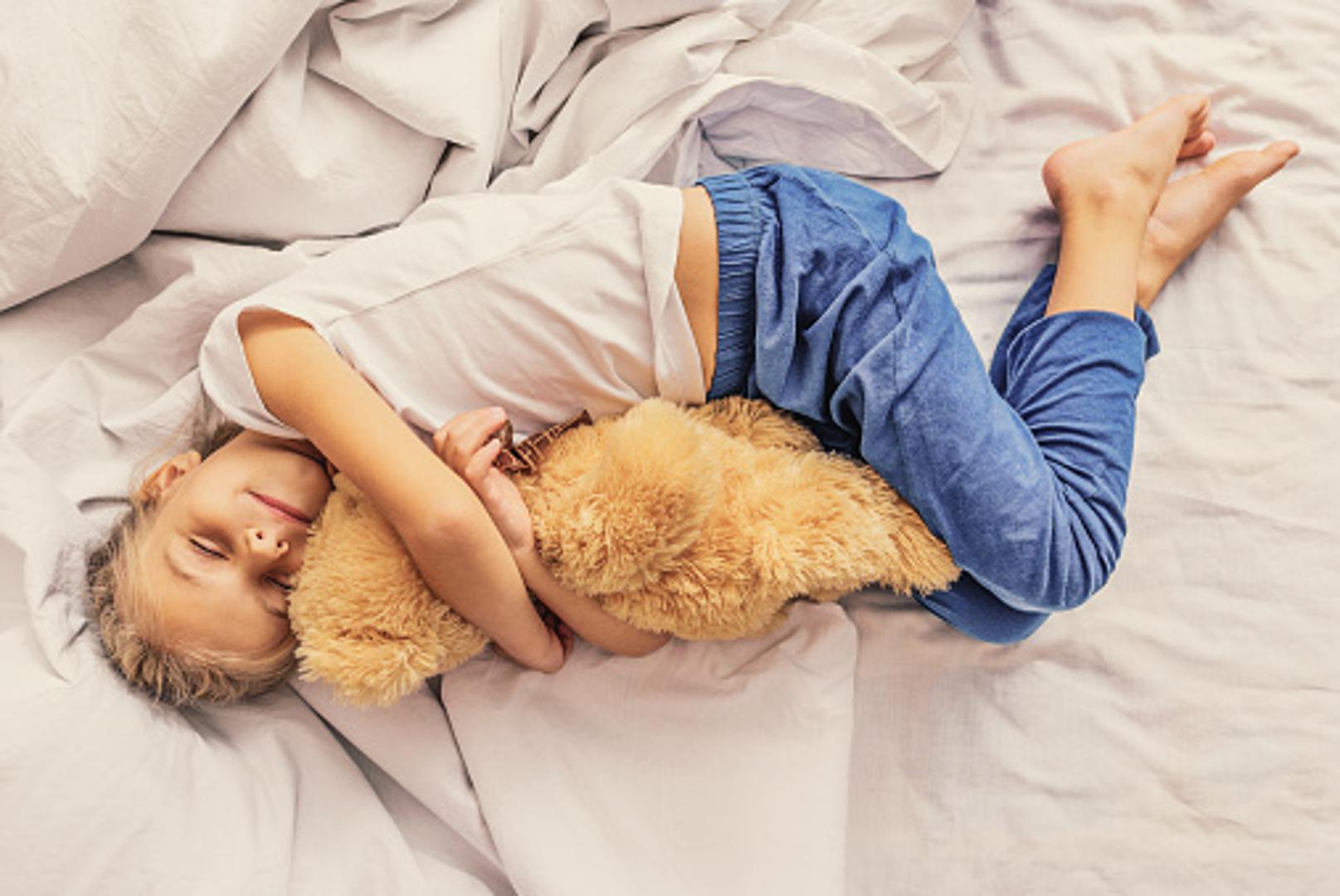 Najpopularniji i najčešći položaj spavanja je onaj - fetalni, u kojem spavamo na boku s rukama ispod glave. Prema istraživanju britanskog Sleep Assessment and Advisory Service, 41 posto ljudi spava u ovom položaju, a dvostruko više žena nego muškaraca.
