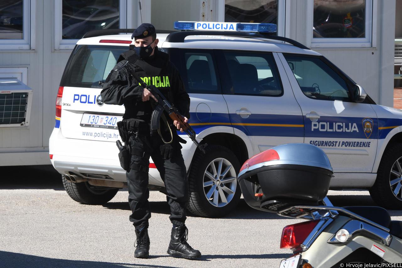 U pratnji naoružanih pripadnika interventne policije u Šibenik stigle nove doze cjepiva