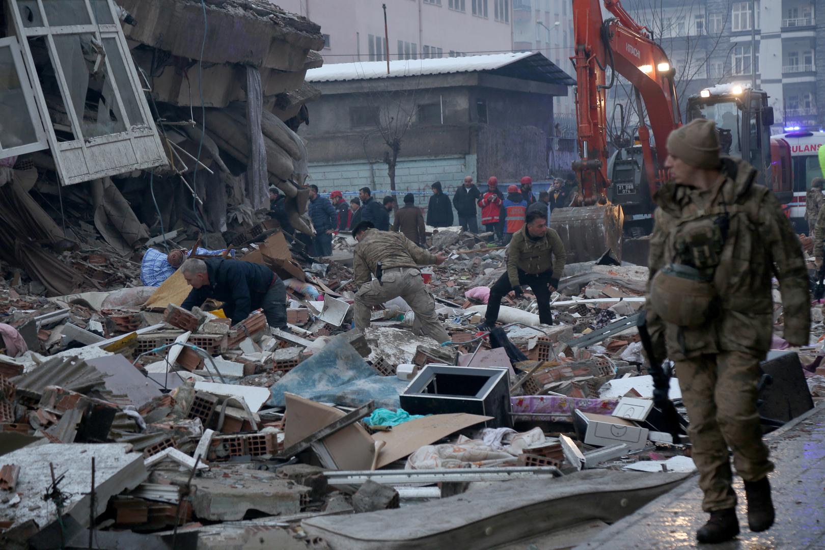 People search for survivors under the rubble following an earthquake in Diyarbakir, Turkey February 6, 2023. REUTERS/Sertac Kayar Photo: SERTAC KAYAR/REUTERS