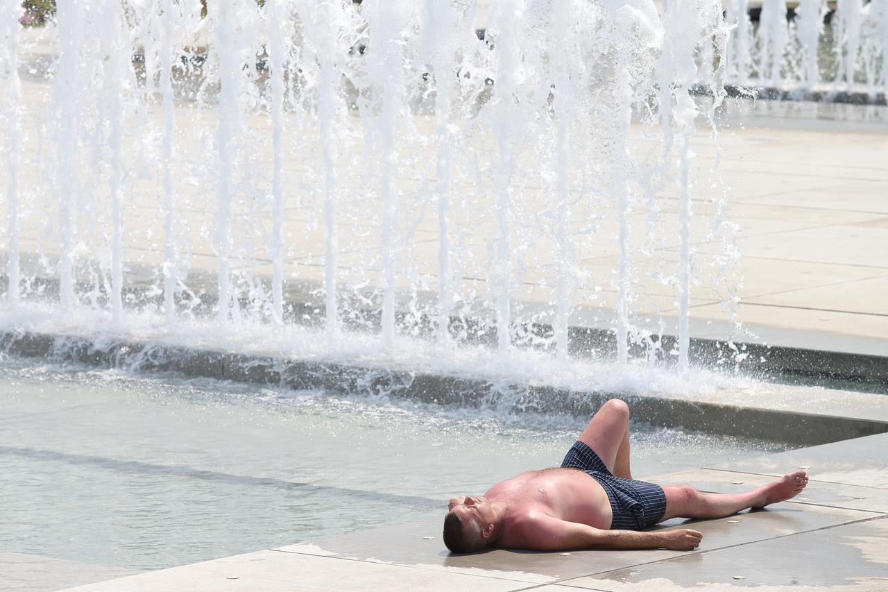 19.06.2013., Zagreb - Osvjezenje od nesnosnih zagrebackih vrucina  gradjani su potrazili kupajuci se na fontanama kod Nacionalne i sveucilisne biblioteke te na jezeru Bundek.  Photo: Davor Puklavec/PIXSELL