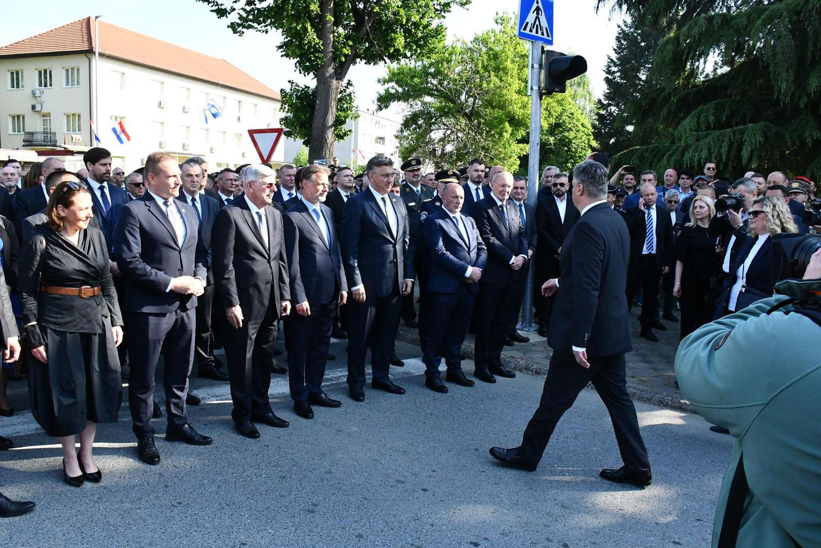 Stigli su, između ostalih, predsjednik Republike i vrhovni zapovjednik Oružanih snaga RH Zoran Milanović, predsjednik Vlade RH Andrej Plenković i predsjednik Hrvatskoga sabora Gordan Jandroković.



