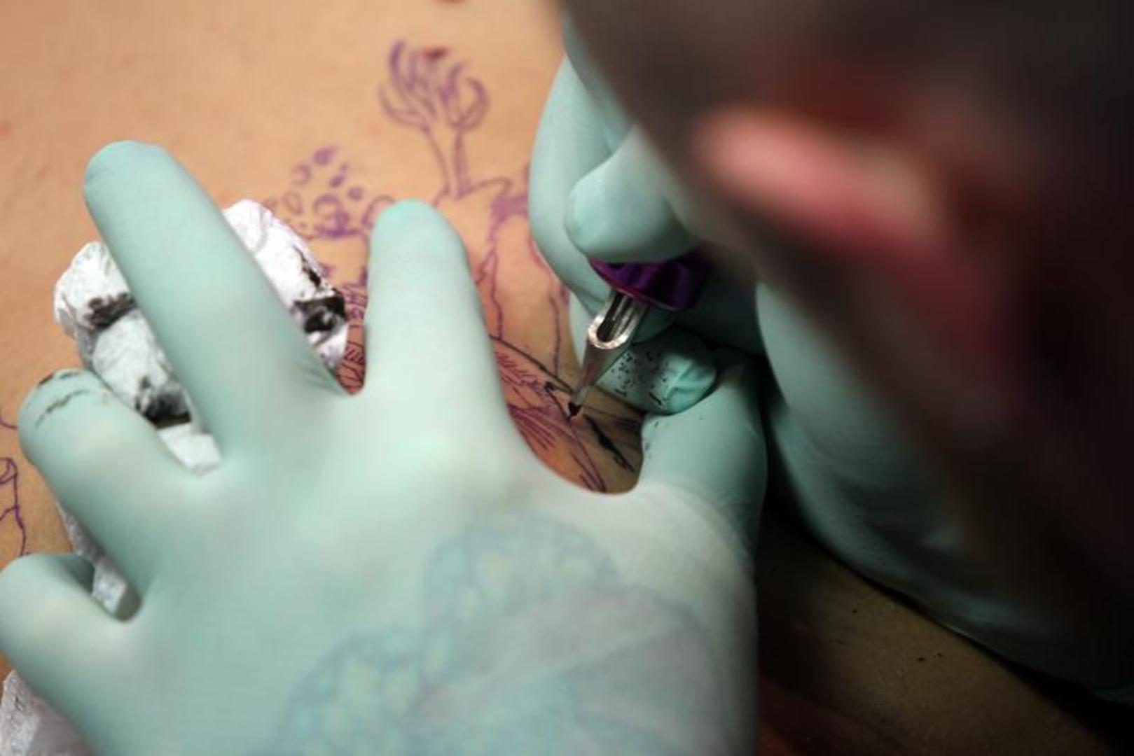 Ne tetovirajte se na ljetovanju – Ako se odlučite na tetovažu, uvijek to učinite u licenciranom i urednom salonu kako se ne biste zarazili hepatitisom. Budite jako oprezni ako ste u inozemstvu.
