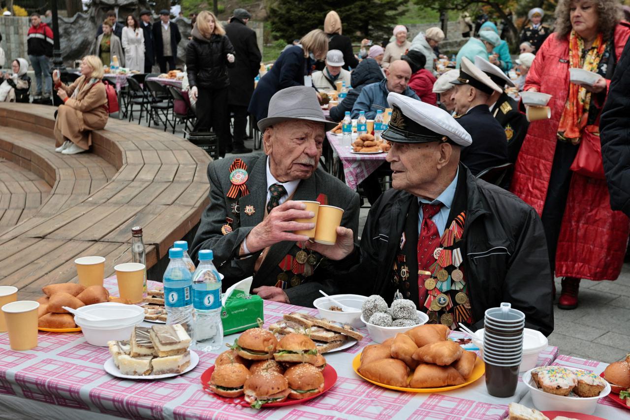 storyeditor/2024-05-09/2024-05-09T075724Z_636692622_RC2PM7AU0IPV_RTRMADP_3_WW2-ANNIVERSARY-RUSSIA.JPG