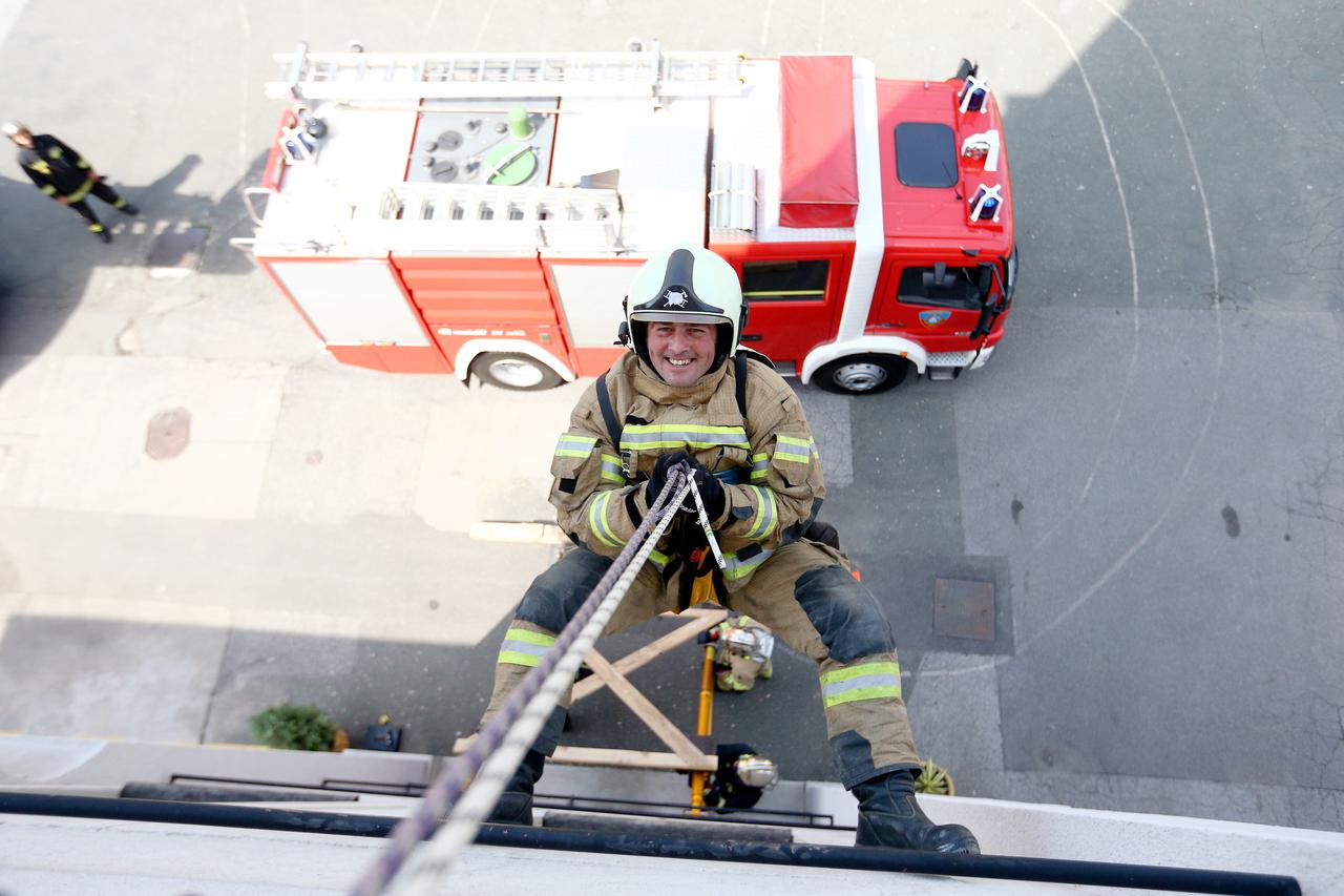 18.05.2016., Zagreb - Vatrogasac Christian Rusch dosao je iz Berlina te je vec mjesec dana na strucnoj praksi u JVP Zagreb. Vatrogasci Zagreb dio su Europske vatrogasne zajednice te im cesto dolaze vatrogasci na strucnu praksu. Radni posjeti su dogovreni 