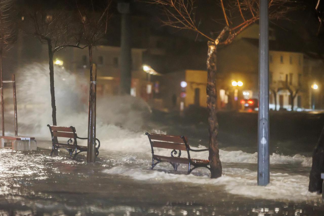 Kaštela: Olujno jugo i plima opet potopili Donja Kaštela