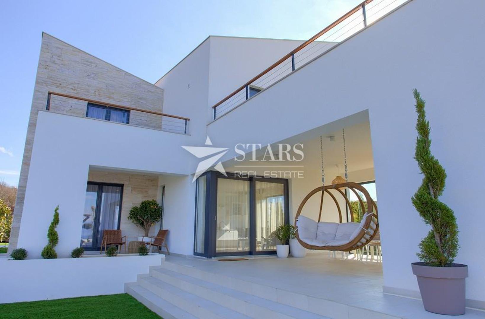 Na katu su tri spavaće sobe - dvije s bračnim krevetima i privatnim terasama s pogledom na Kvarner; jedna s odvojenim krevetima i toaletom.

