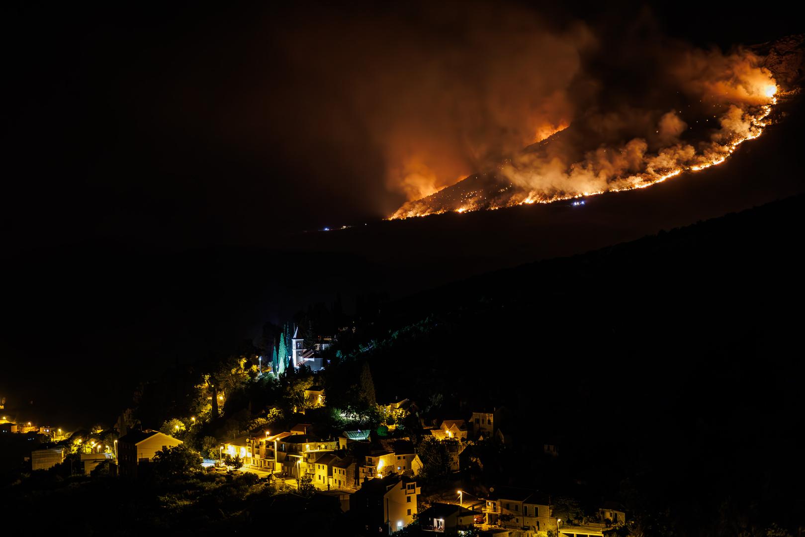 Danas, dvije godine poslije, prisjećamo se velikog požara kroz fotografije koje najbolje pokazuju razmjere vatrene stihije i težak posao onih koji su je pokušavali zaustaviti.