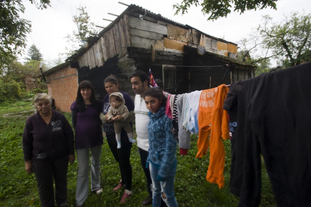'30.09.2013., Zagreb - Kuca Ramadana Asanovica bez stolarije, sa zemljanim podovima i krovom koji prokisnjava. Ramadan, Remzija i dvije Zehide ( kci i baka) Asanovic. photo: Daniel Kasap/PIXSELL'