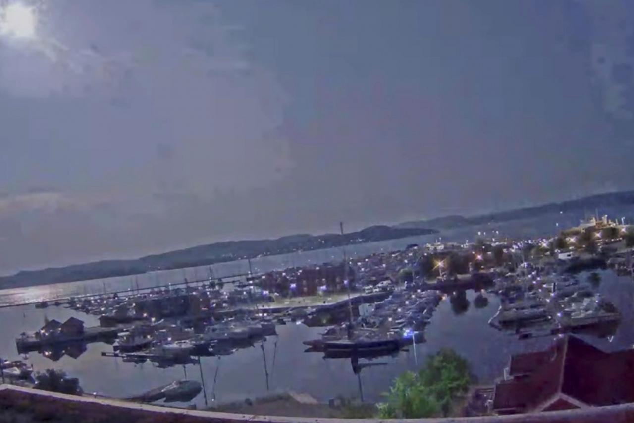 A meteor lights up the sky over Holmestrand