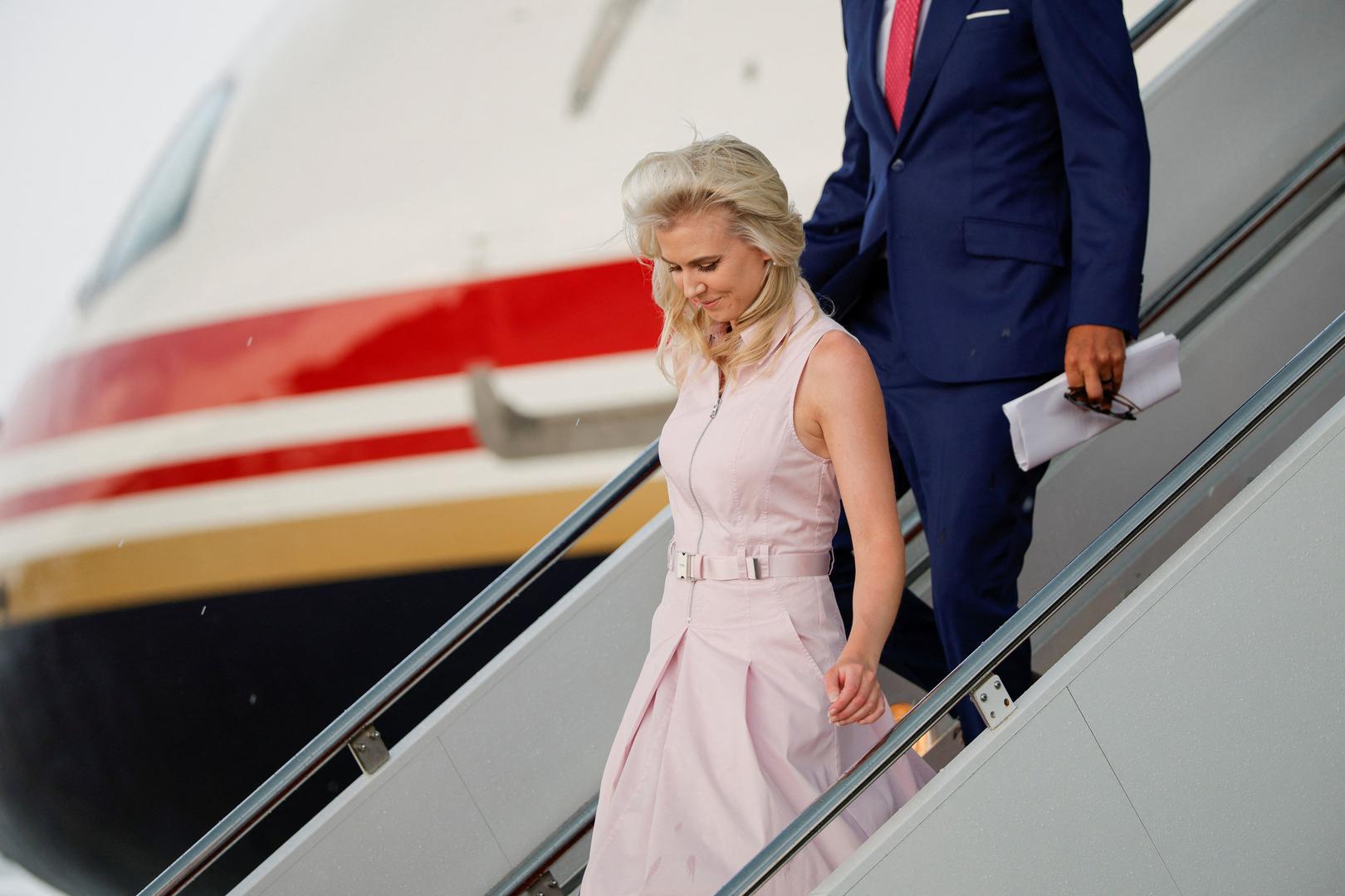 Zbog takvih komentara i njihove bliskosti čak su se pojavila i nagađanja o navodnoj vezi Donalda Trumpa i Natalie Harp, što navodno nije dobro sjelo prvoj dami Melaniji Trump. 