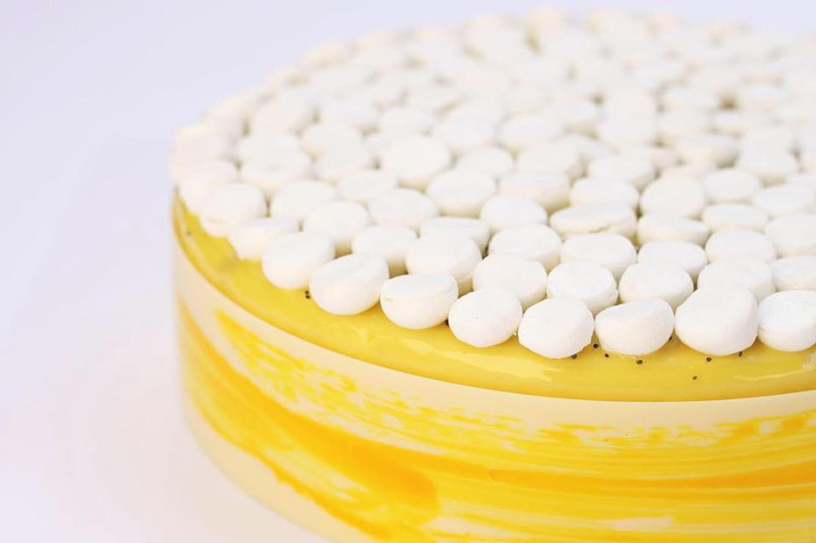 Limun torta - biskvit od maka, krema od limuna i bijele čokolade, confit limun, yuzu ganache, glazura od limuna i meringe.