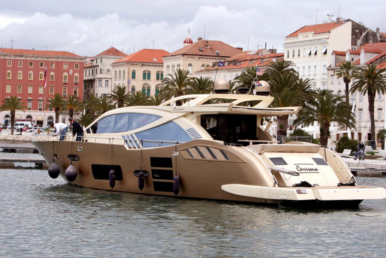 '05.04.2010., Split - Pocele su pripreme za 12. Croatia Boat Show u gradskoj luci i na rivi, postavljaju se satori i pontoni. Poceli su stizati prvi brodovi. Photo: Nino Strmotic/PIXSELL'