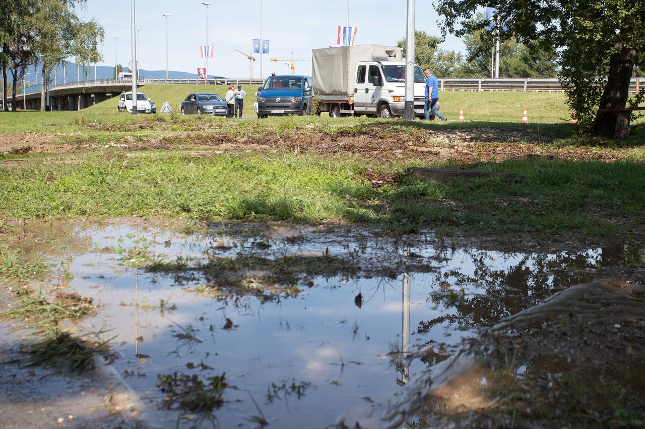 Puknuće magistralnog cjevovoda na Sarajevskoj ulici - Novi Zagreb bez vode