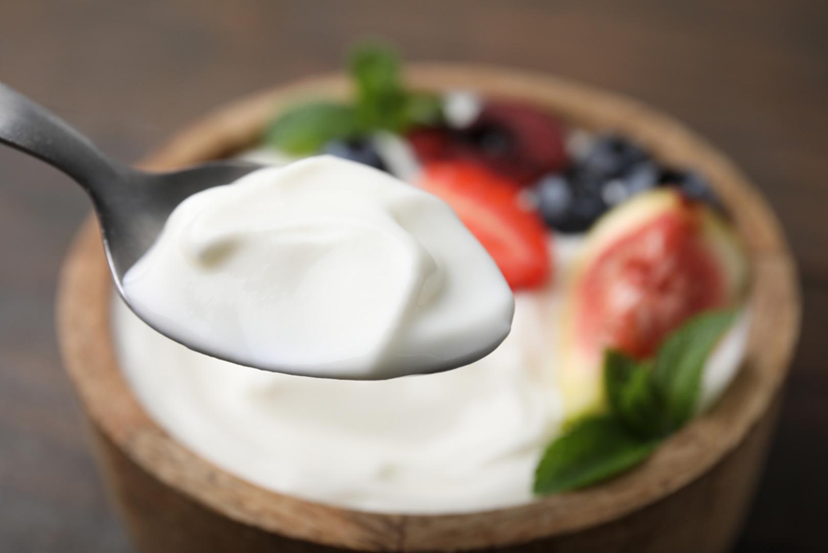 Grčki jogurt također se ubraja među namirnice bogate proteinima. Jedna porcija sadrži više proteina od klasičnog jogurta, a istodobno osigurava kalcij i korisne probiotičke kulture koje podupiru zdravlje crijeva. Može se jesti samostalno, uz voće i orašaste plodove ili koristiti kao zamjena za vrhnje u brojnim receptima.